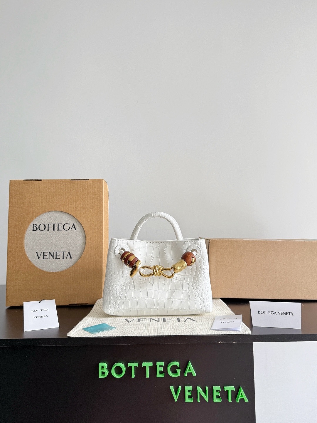 BOTTEGA VENETA 보테가베네타 미니 안디아모 악어가죽 크로스바디 백 1
