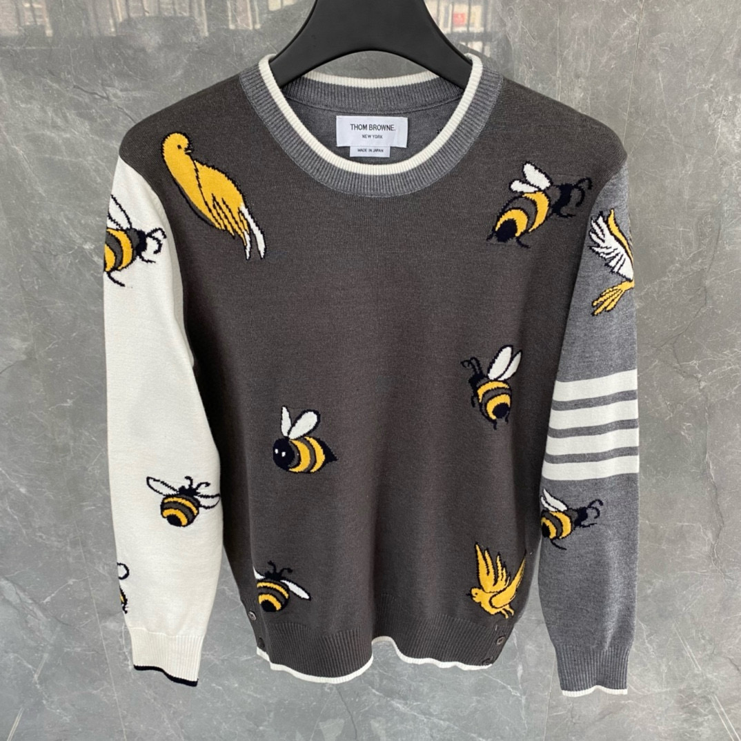 Thom Browne 톰브라운 TB23 FW 벌 자수 라운드넥 니트 스웨터 9