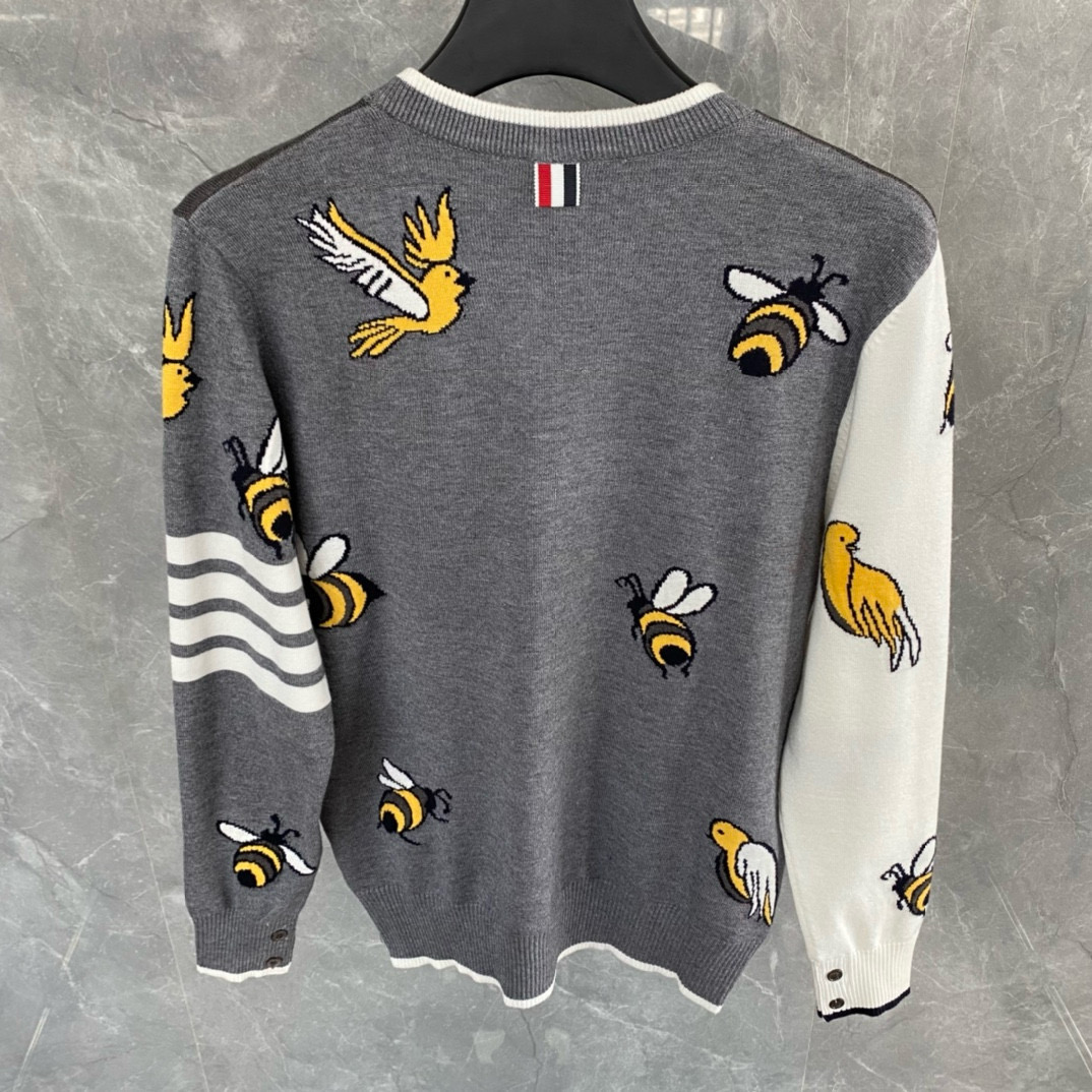 Thom Browne 톰브라운 TB23 FW 벌 자수 라운드넥 니트 스웨터 10