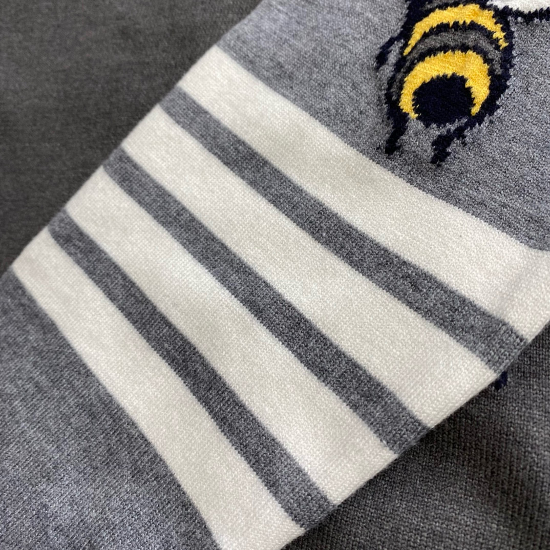 Thom Browne 톰브라운 TB23 FW 벌 자수 라운드넥 니트 스웨터 12