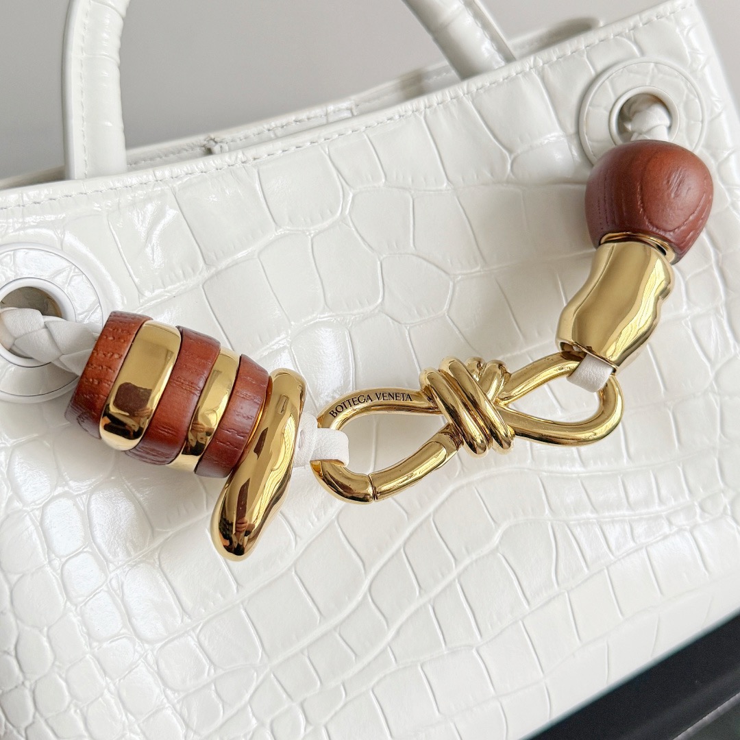 BOTTEGA VENETA 보테가베네타 미니 안디아모 악어가죽 크로스바디 백 6