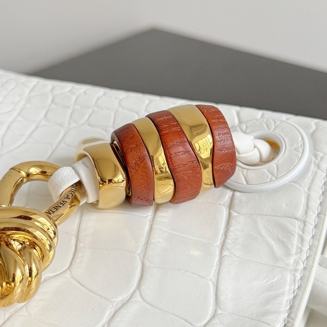 BOTTEGA VENETA 보테가베네타 미니 안디아모 악어가죽 크로스바디 백 7