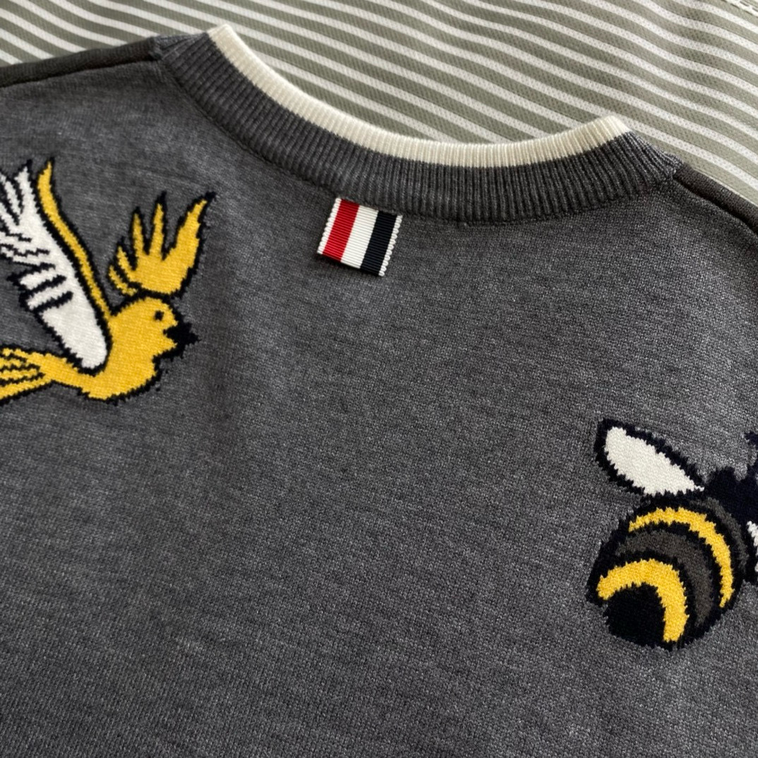 Thom Browne 톰브라운 TB23 FW 벌 자수 라운드넥 니트 스웨터 15