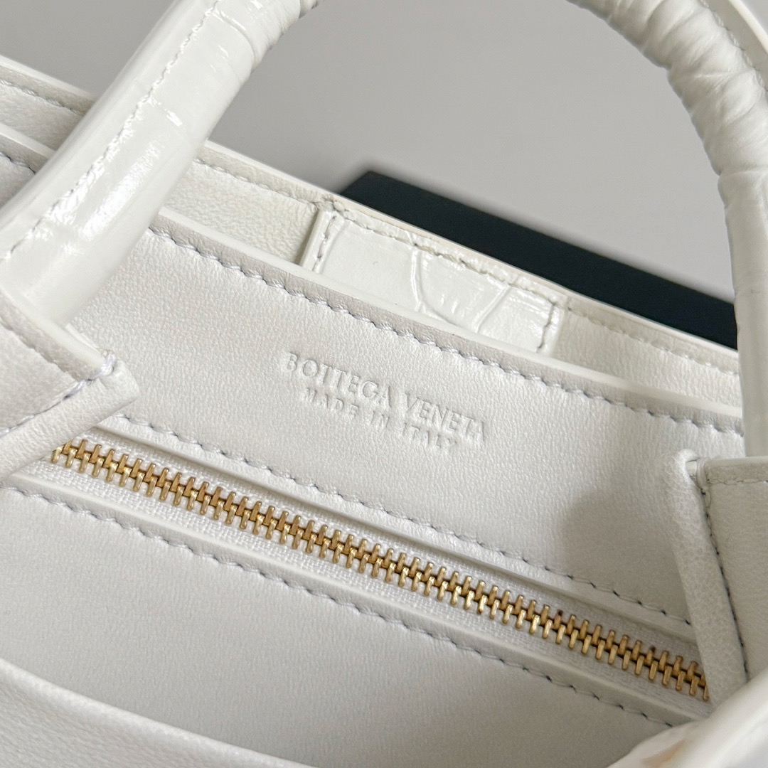 BOTTEGA VENETA 보테가베네타 미니 안디아모 악어가죽 크로스바디 백 9