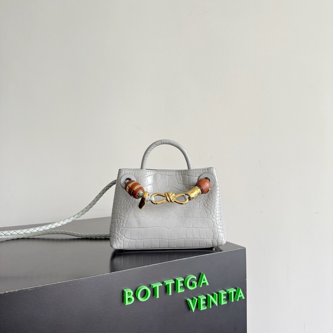 BOTTEGA VENETA 보테가베네타 미니 안디아모 악어가죽 크로스바디 백 1