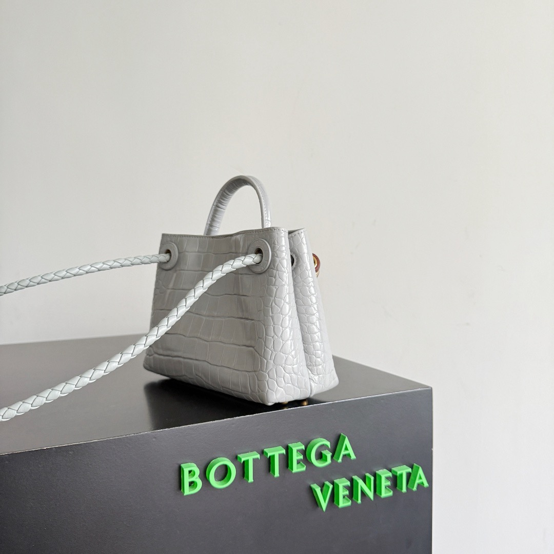 BOTTEGA VENETA 보테가베네타 미니 안디아모 악어가죽 크로스바디 백 2