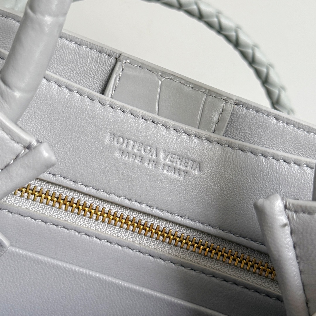 BOTTEGA VENETA 보테가베네타 미니 안디아모 악어가죽 크로스바디 백 8