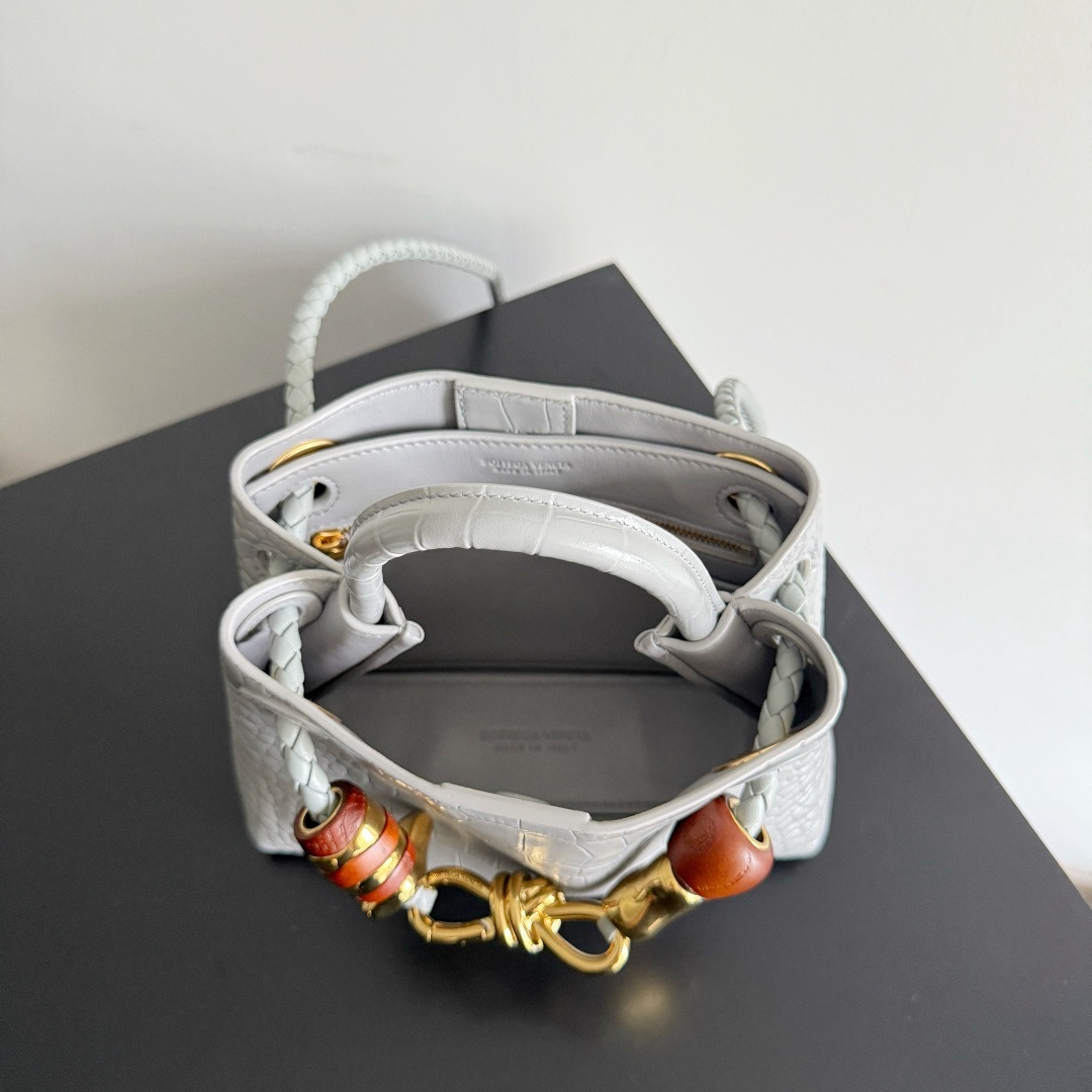 BOTTEGA VENETA 보테가베네타 미니 안디아모 악어가죽 크로스바디 백 9