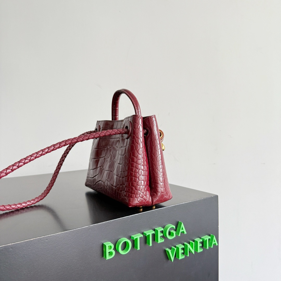 BOTTEGA VENETA 보테가베네타 미니 안디아모 악어가죽 크로스바디 백 2