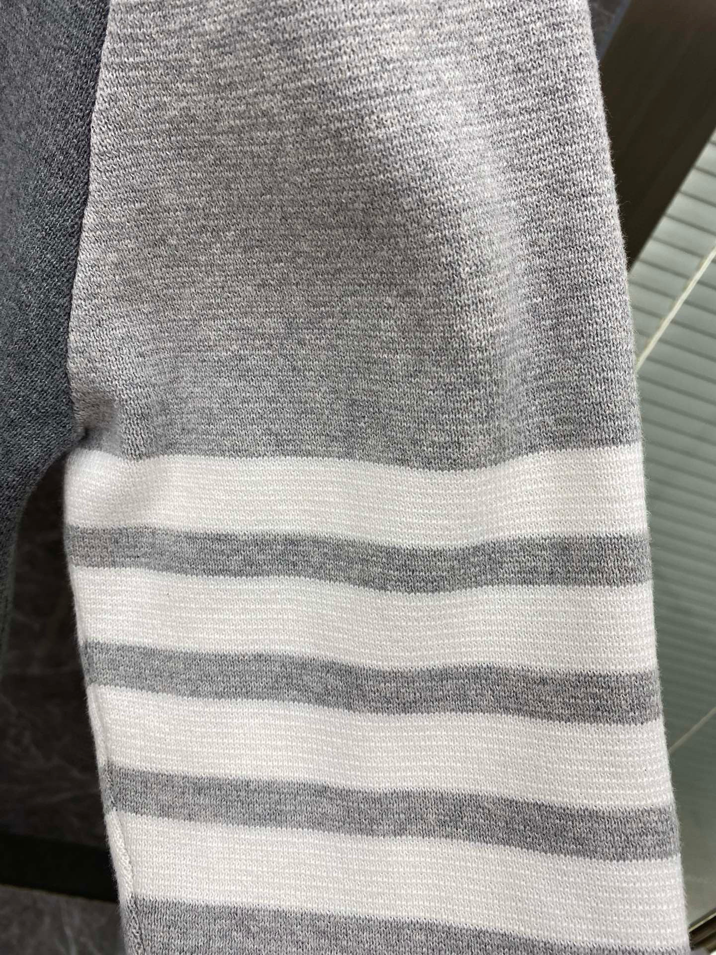 Thom Browne 톰브라운 그레이 컬러블록 라운드넥 니트 스웨터 7