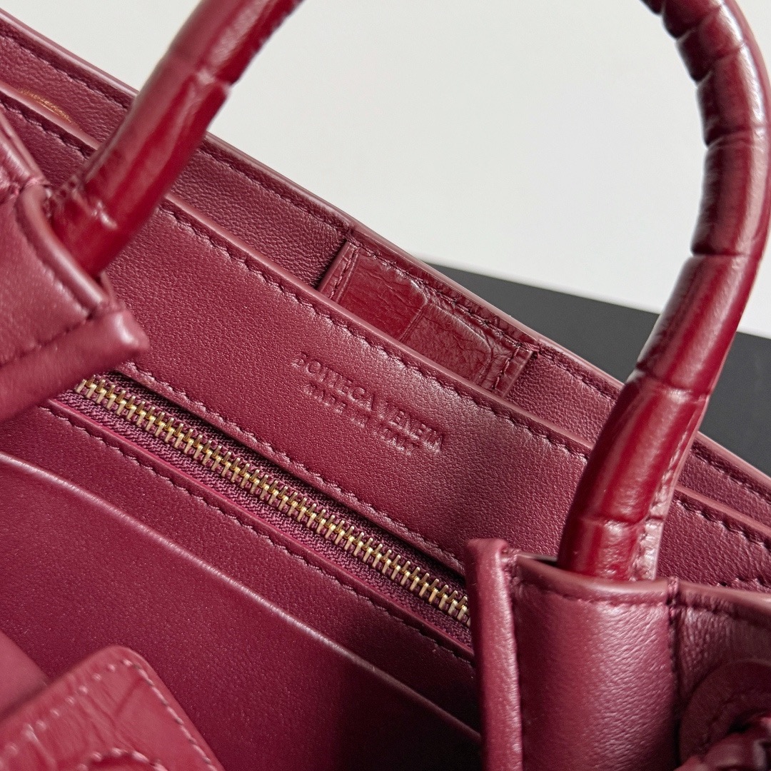 BOTTEGA VENETA 보테가베네타 미니 안디아모 악어가죽 크로스바디 백 8