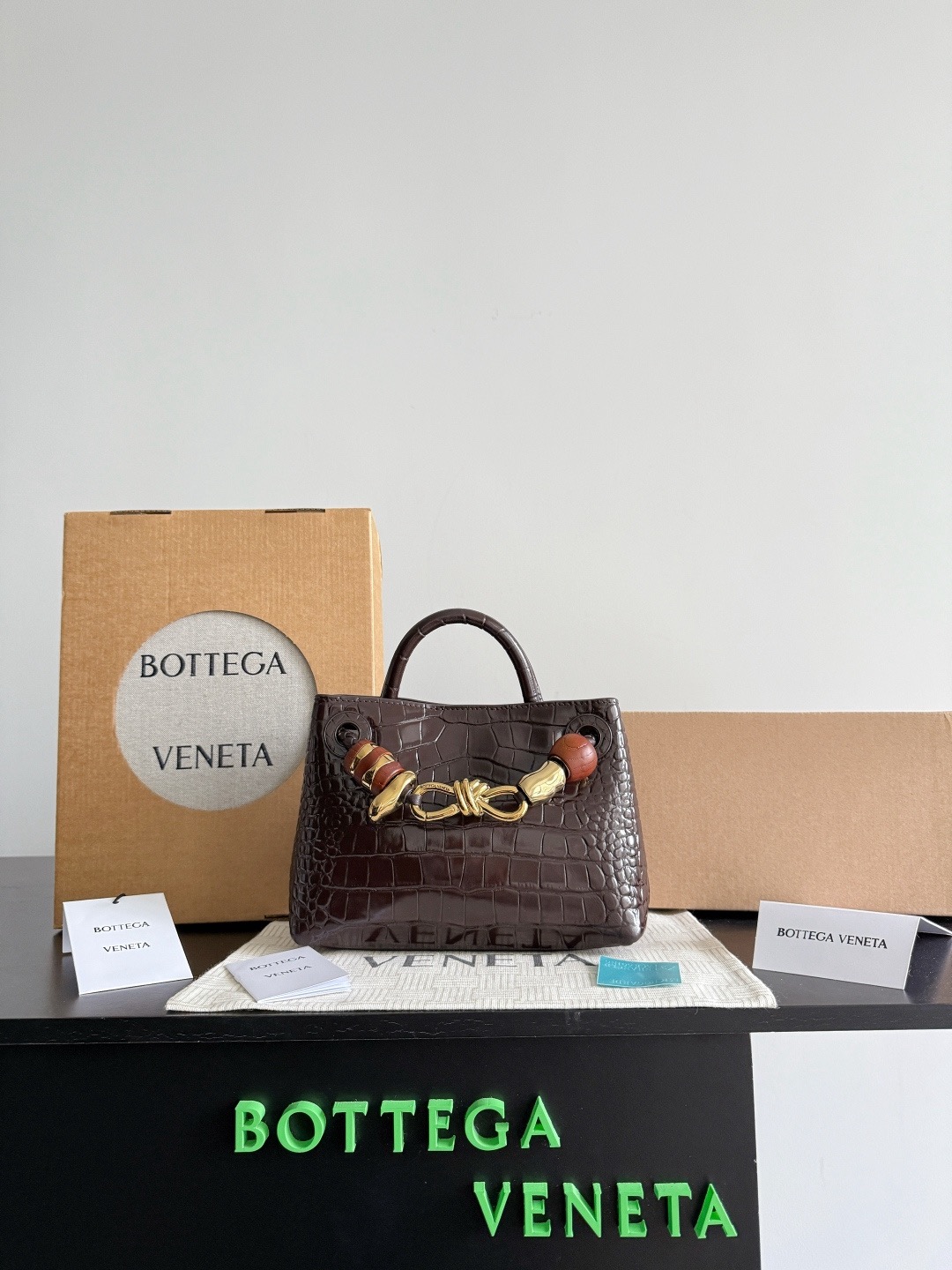 BOTTEGA VENETA 보테가베네타 미니 안디아모 악어가죽 토트백 1