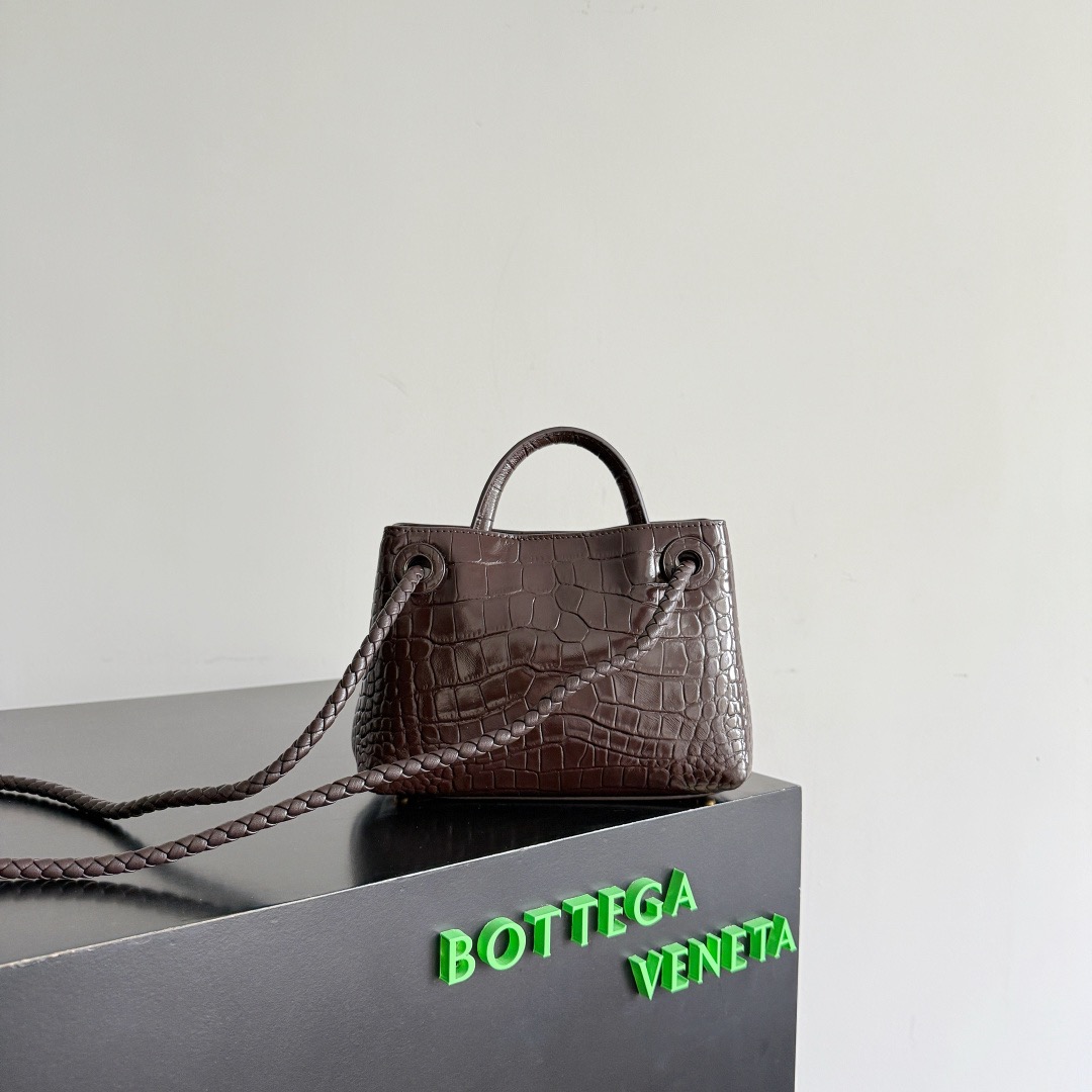 BOTTEGA VENETA 보테가베네타 미니 안디아모 악어가죽 토트백 4