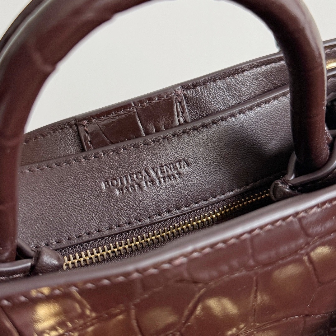 BOTTEGA VENETA 보테가베네타 미니 안디아모 악어가죽 토트백 8
