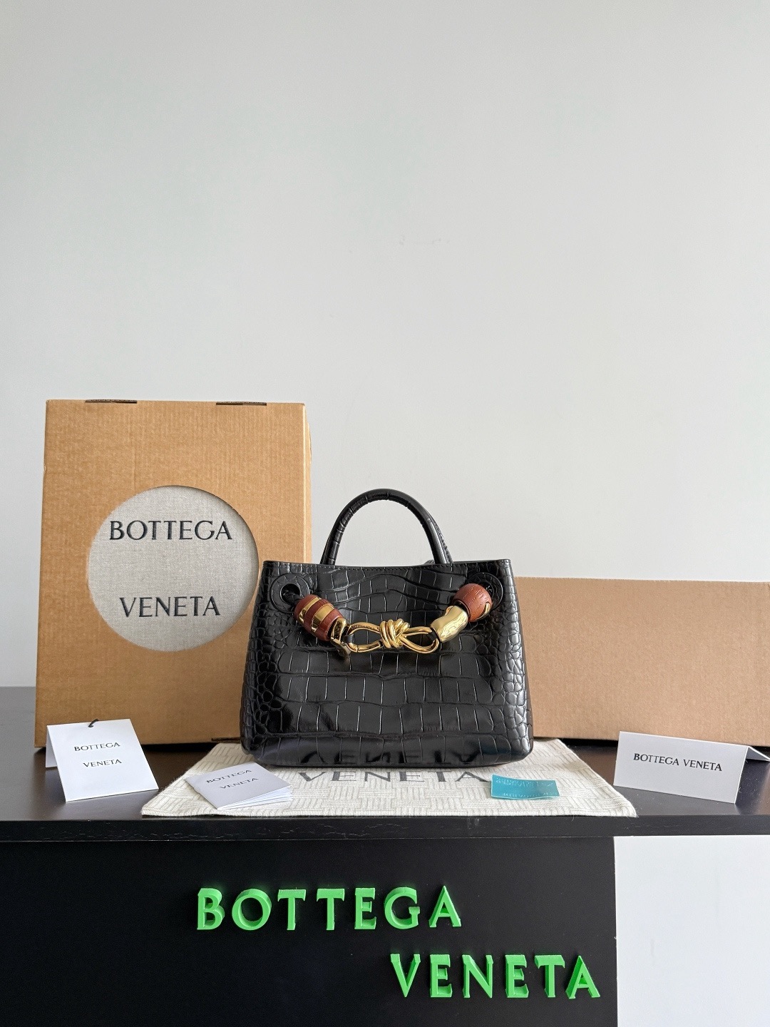 BOTTEGA VENETA 보테가베네타 미니 안디아모 악어가죽 토트백 1