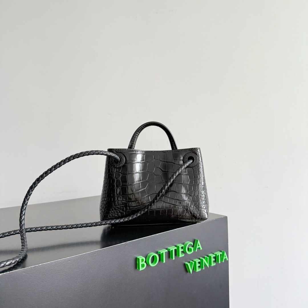 BOTTEGA VENETA 보테가베네타 미니 안디아모 악어가죽 토트백 4