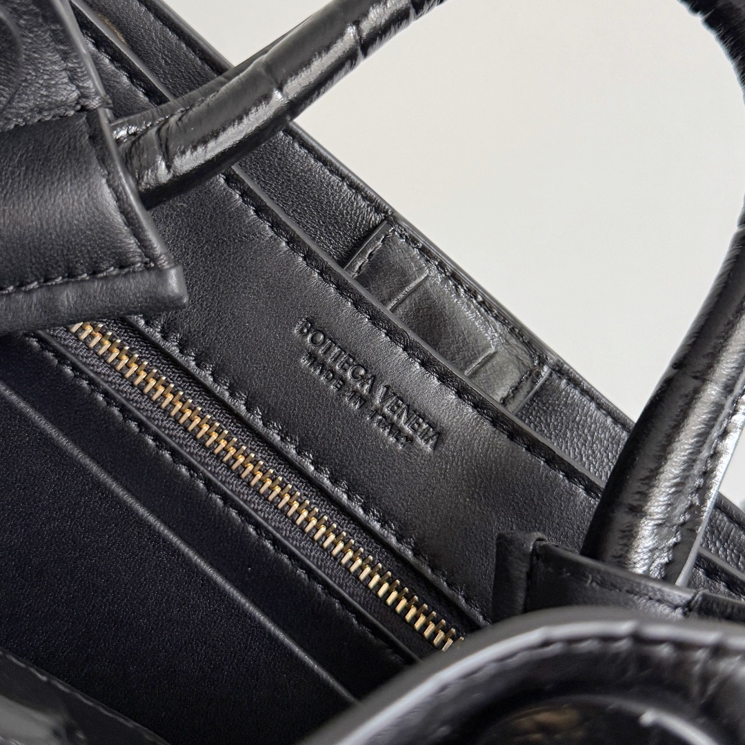 BOTTEGA VENETA 보테가베네타 미니 안디아모 악어가죽 토트백 9