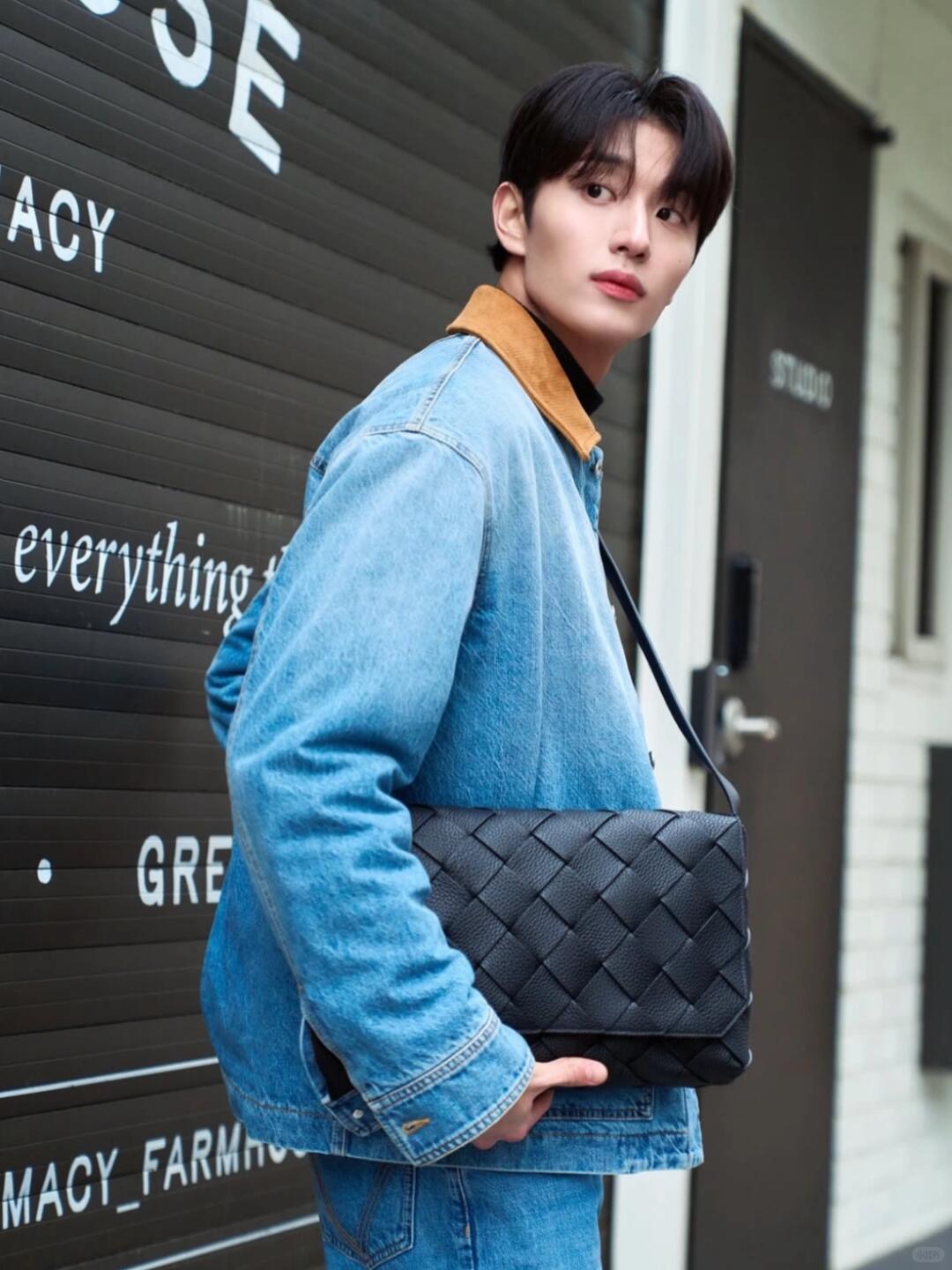 BOTTEGA VENETA 보테가베네타 디아고 인트레치아토 레더 크로스바디 백 스몰/라지 815796 블랙 32cm 7