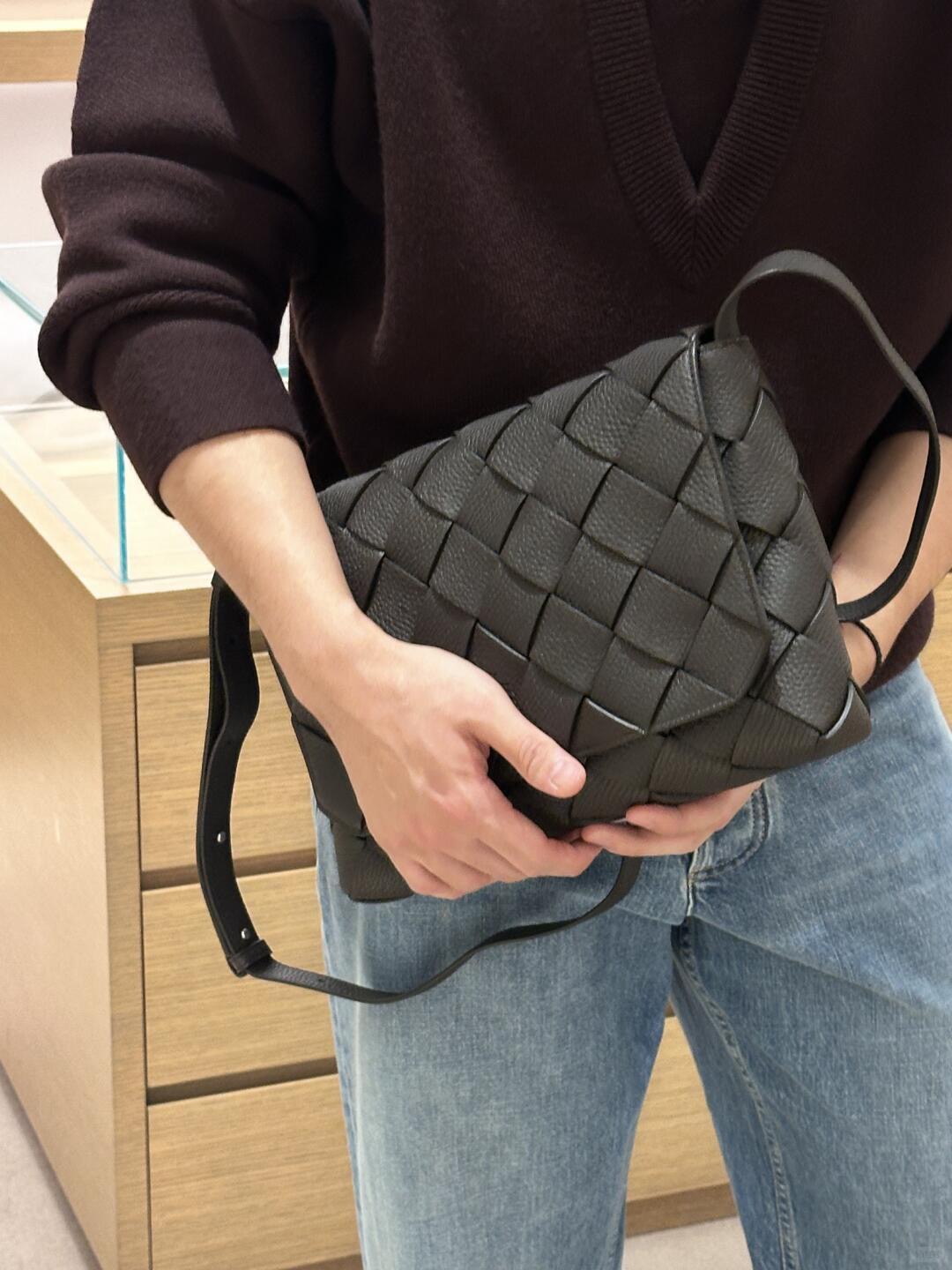 BOTTEGA VENETA 보테가베네타 디아고 인트레치아토 레더 크로스바디 백 스몰/라지 815796 블랙 32cm 8
