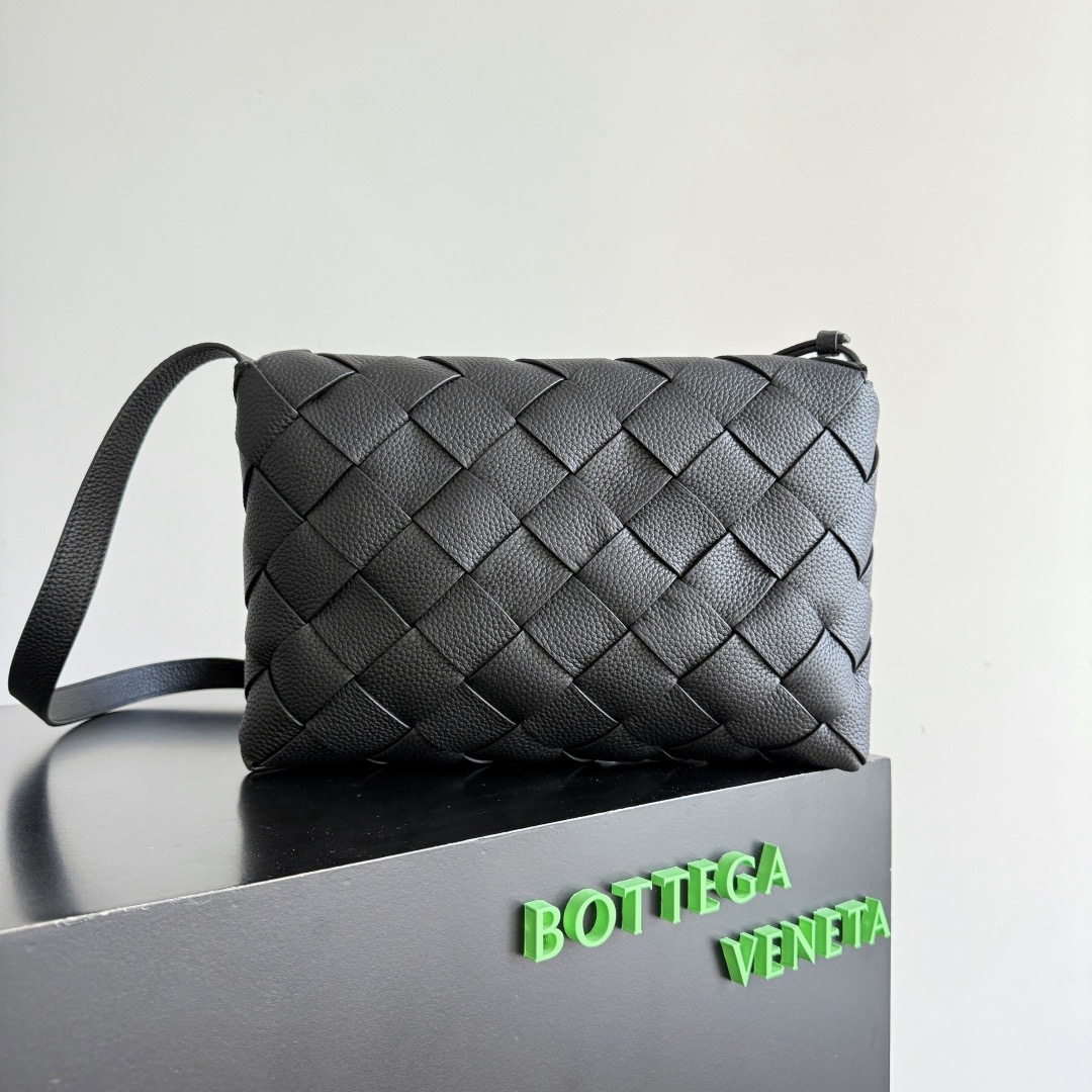 BOTTEGA VENETA 보테가베네타 디아고 인트레치아토 레더 크로스바디 백 스몰/라지 815796 블랙 32cm 11