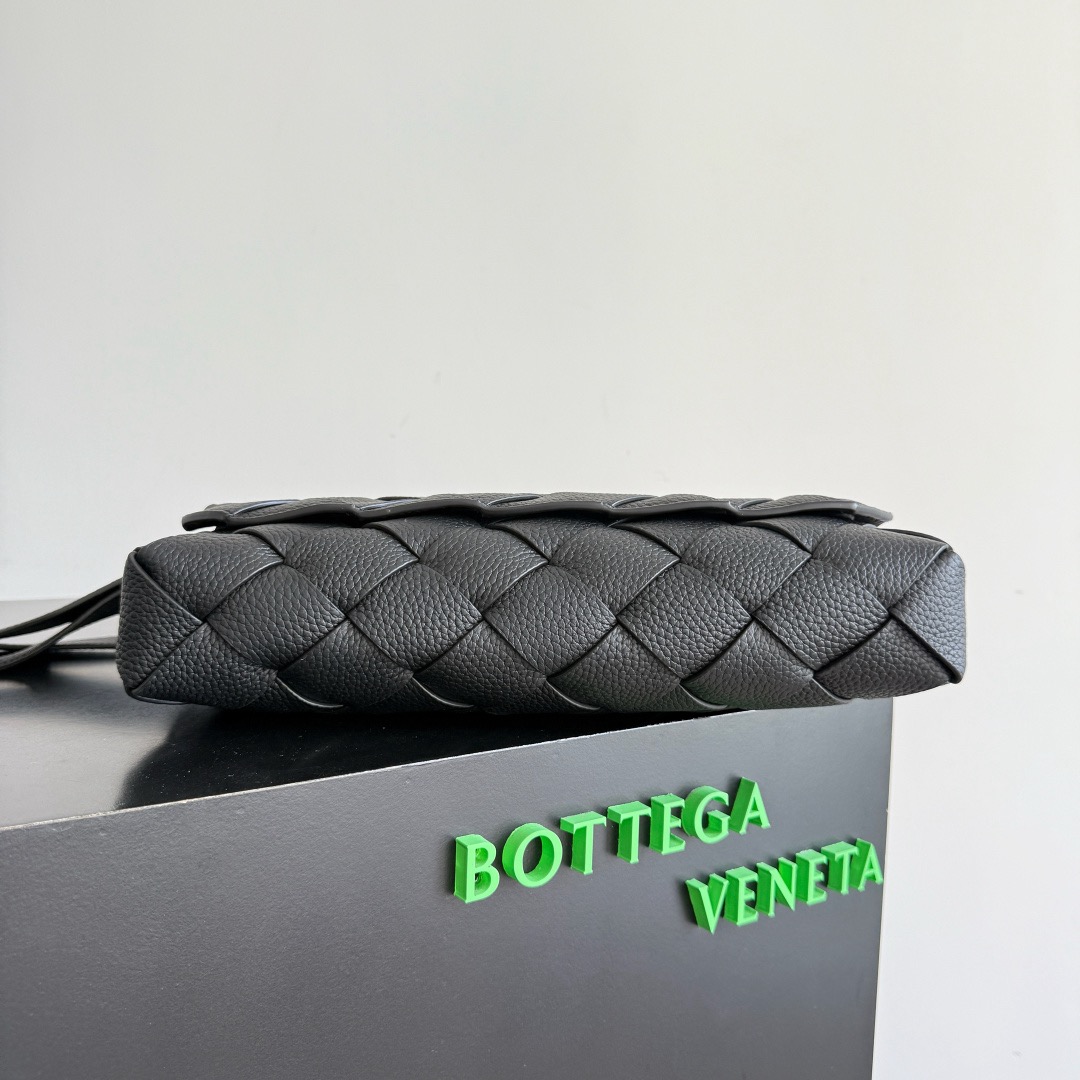 BOTTEGA VENETA 보테가베네타 디아고 인트레치아토 레더 크로스바디 백 스몰/라지 815796 블랙 32cm 13