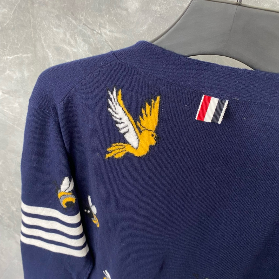 Thom Browne 톰브라운 TB23 FW 벌 자수 가디건 니트 13