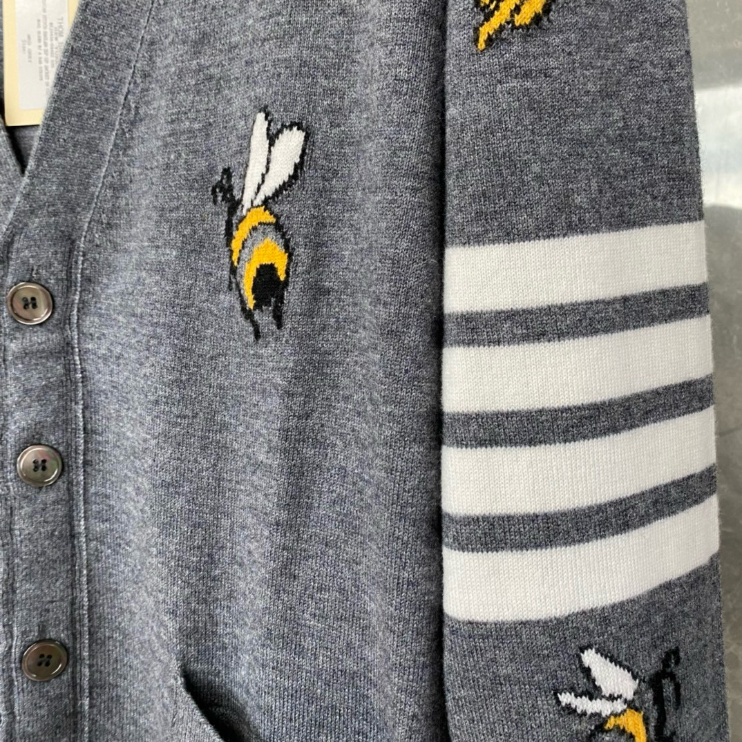 Thom Browne 톰브라운 TB23 FW 벌 자수 가디건 니트 9