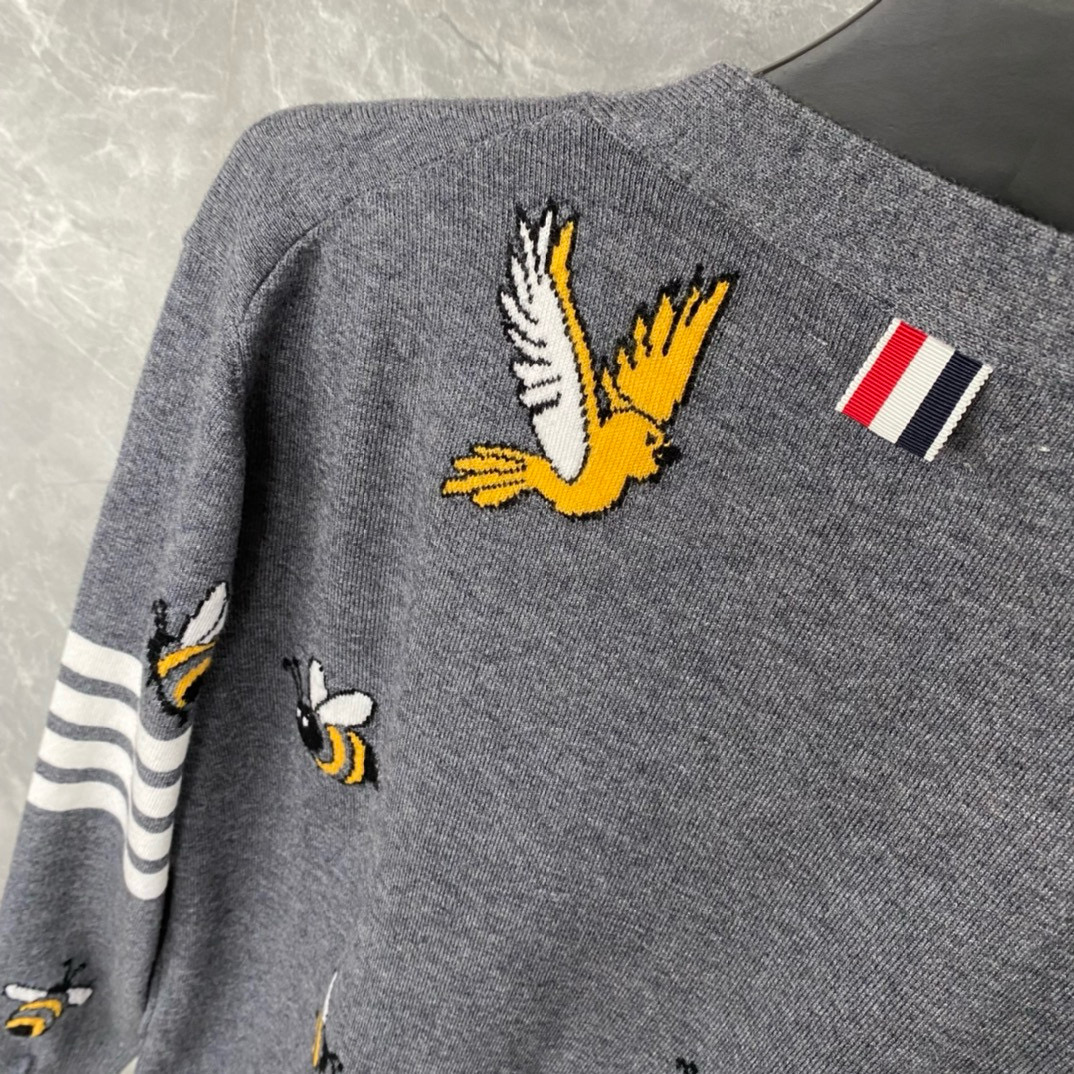 Thom Browne 톰브라운 TB23 FW 벌 자수 가디건 니트 13
