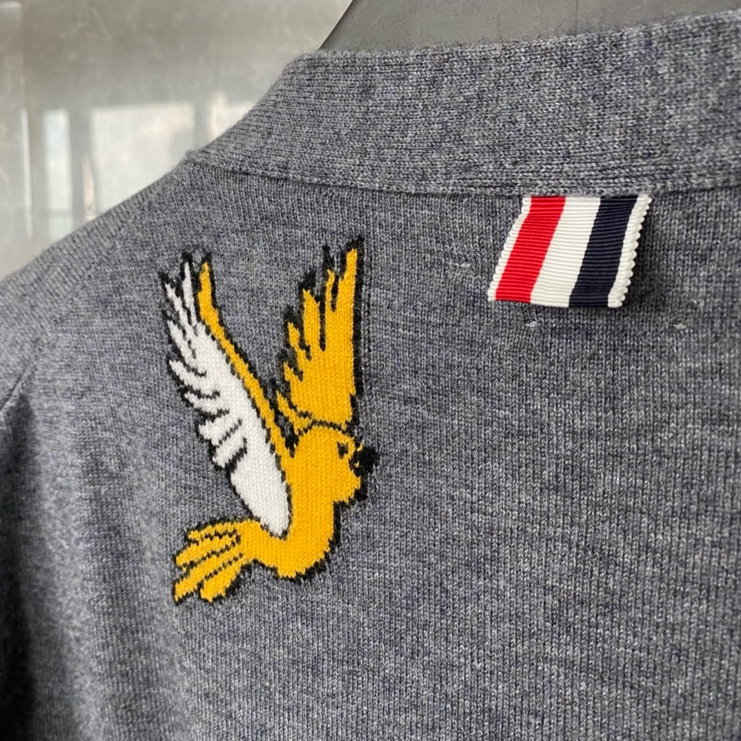 Thom Browne 톰브라운 TB23 FW 벌 자수 가디건 니트 14