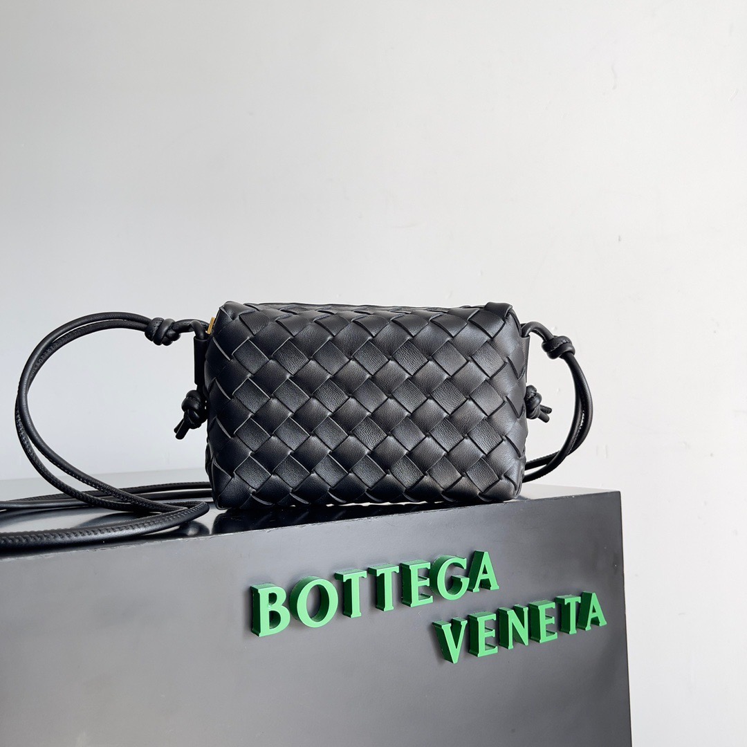 BOTTEGA VENETA 보테가베네타 보테가 베네타 인트레치아토 루프 카메라백 블랙 1
