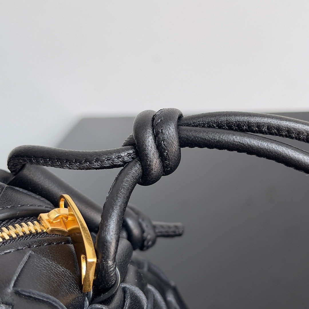 BOTTEGA VENETA 보테가베네타 보테가 베네타 인트레치아토 루프 카메라백 블랙 5