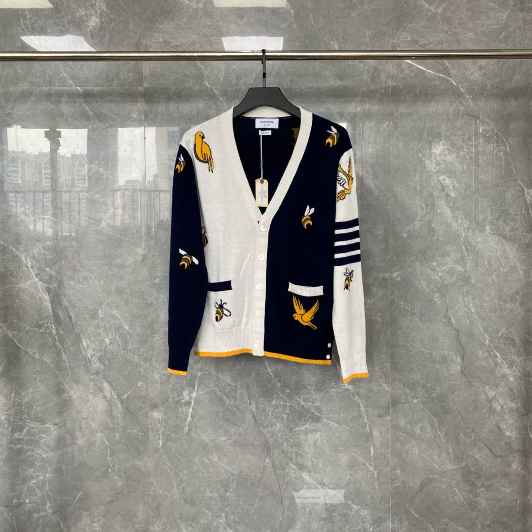 Thom Browne 톰브라운 TB23/FW 벌 자수 배색 가디건 1