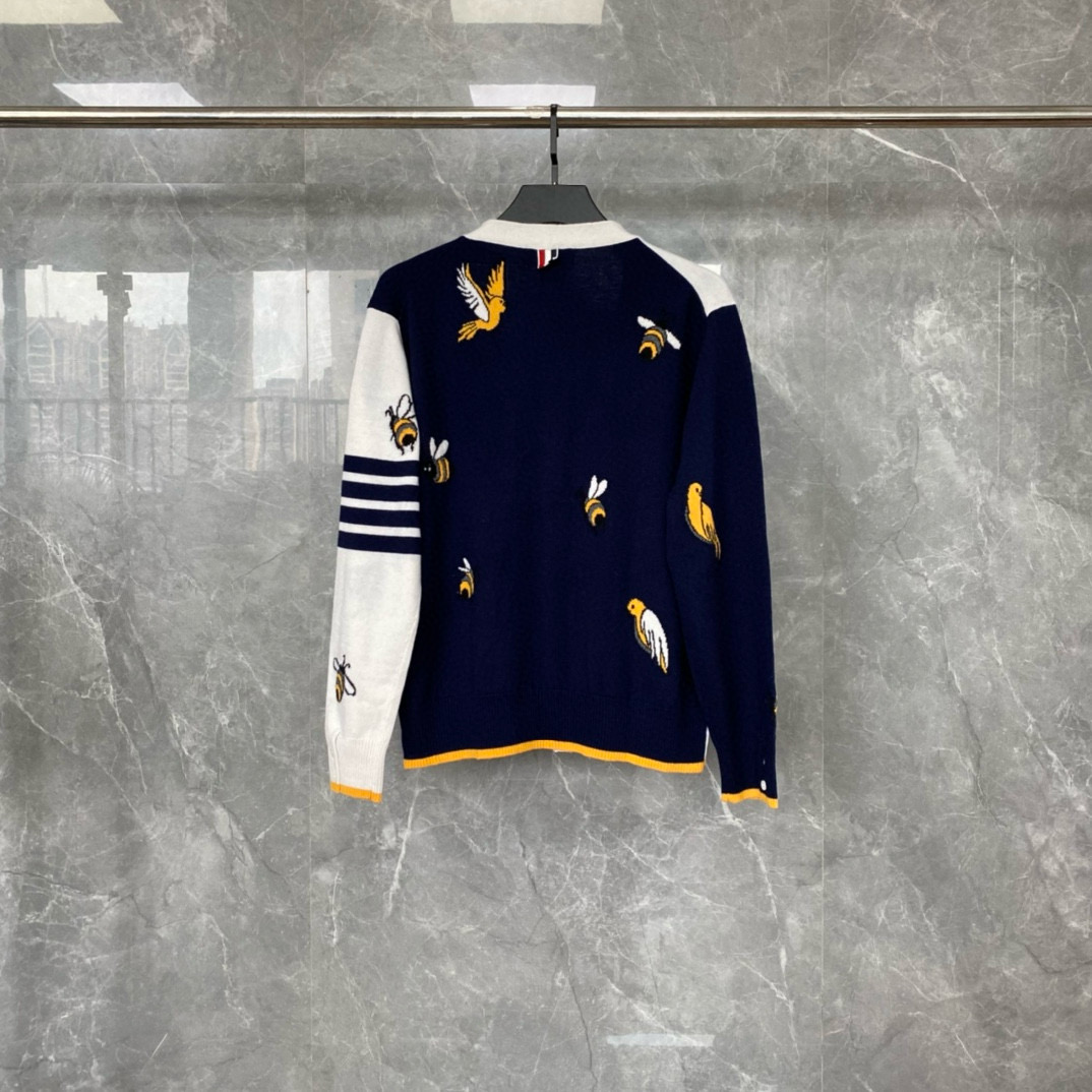 Thom Browne 톰브라운 TB23/FW 벌 자수 배색 가디건 2
