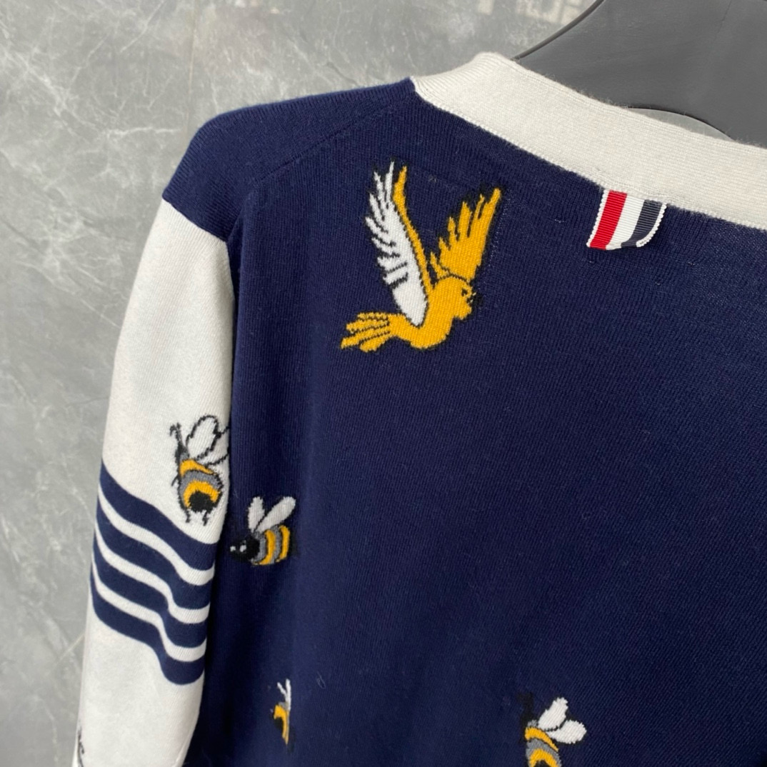 Thom Browne 톰브라운 TB23/FW 벌 자수 배색 가디건 8