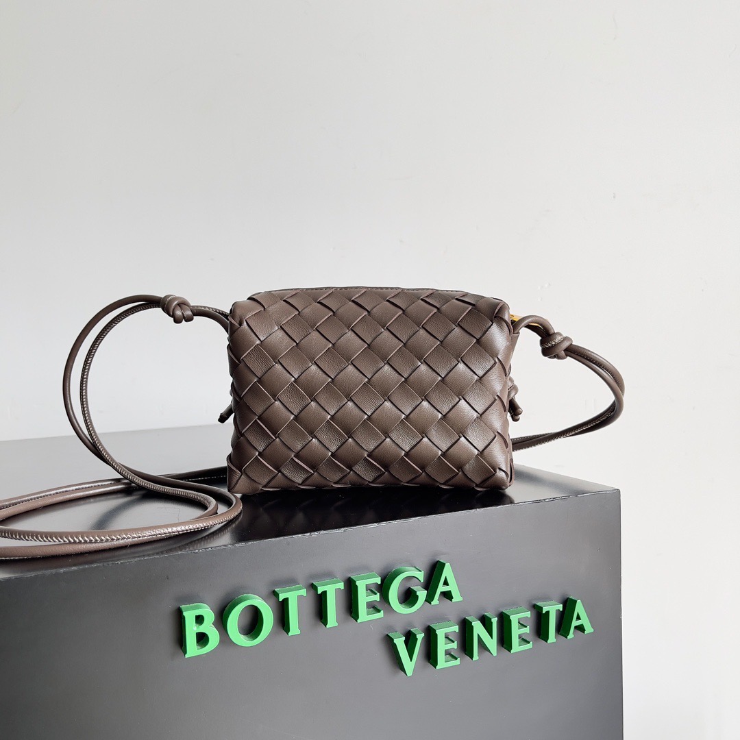 BOTTEGA VENETA 보테가베네타 보테가 베네타 인트레치아토 루프 카메라백 브라운 1
