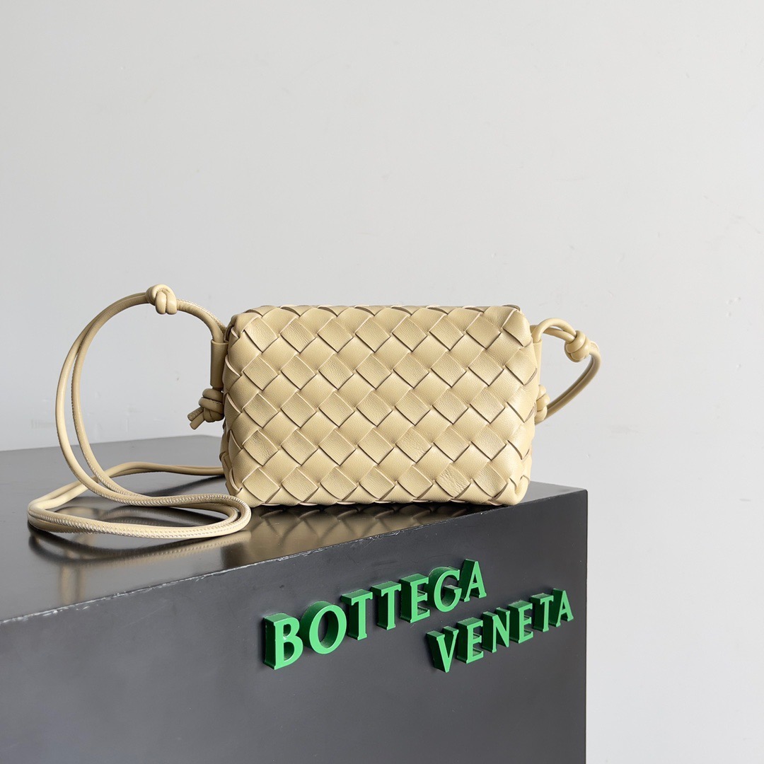 BOTTEGA VENETA 보테가베네타 보테가 베네타 인트레치아토 루프 카메라백 1