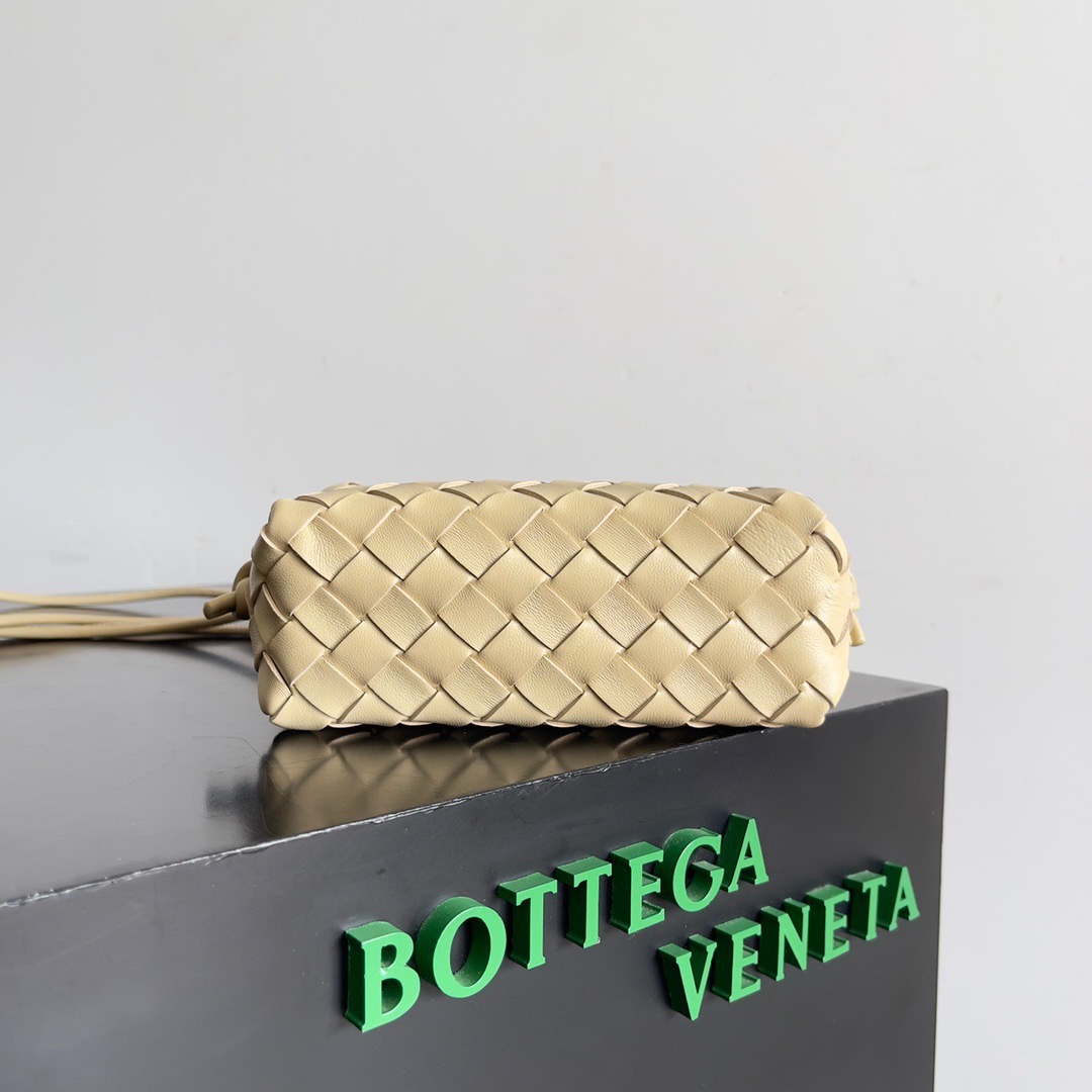 BOTTEGA VENETA 보테가베네타 보테가 베네타 인트레치아토 루프 카메라백 2