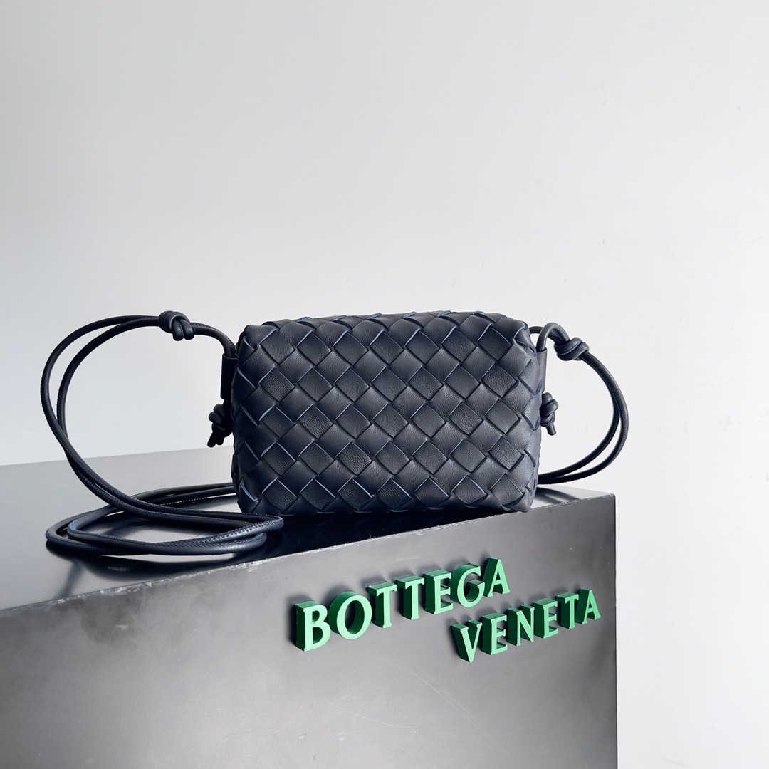 BOTTEGA VENETA 보테가베네타 루프 인트레치아토 카메라백 네이비 1
