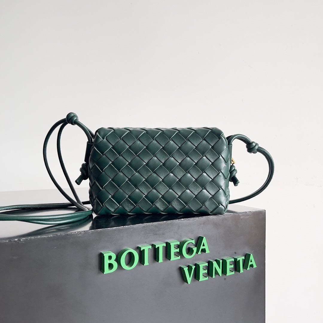 BOTTEGA VENETA 보테가베네타 인트레치아토 루프 카메라백 1