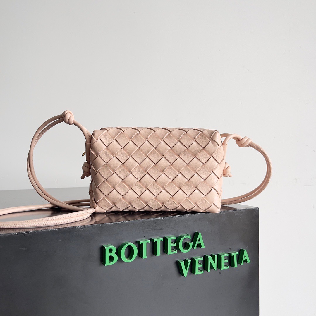 BOTTEGA VENETA 보테가베네타 보테가 베네타 인트레치아토 루프 카메라백 1