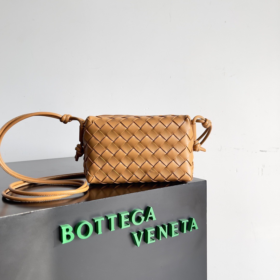 BOTTEGA VENETA 보테가베네타 보테가 베네타 인트레치아토 루프 카메라백 1