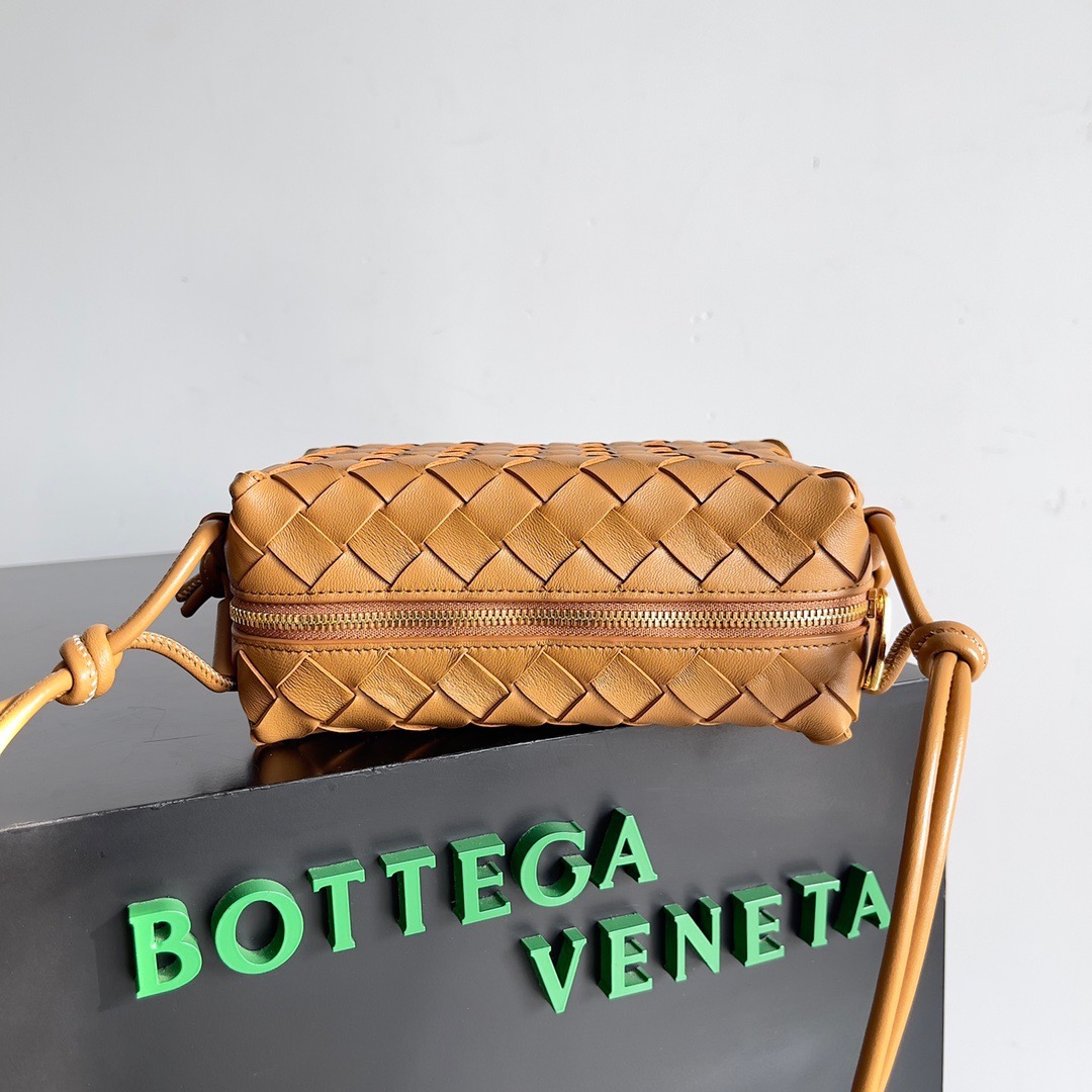 BOTTEGA VENETA 보테가베네타 보테가 베네타 인트레치아토 루프 카메라백 2
