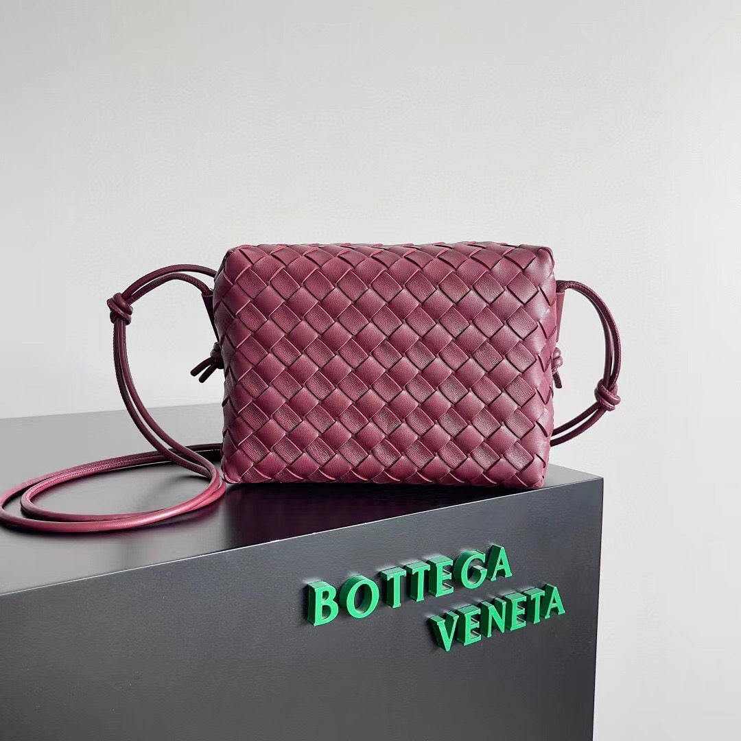 BOTTEGA VENETA 보테가베네타 보테가 베네타 인트레치아토 루프 카메라백 와인 1
