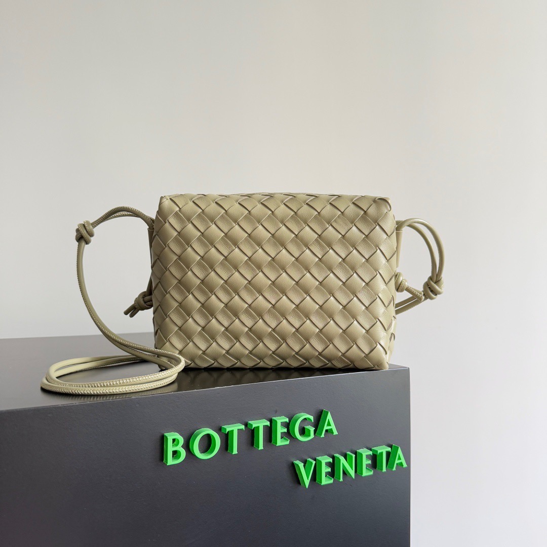 BOTTEGA VENETA 보테가베네타 인트레치아토 루프 카메라백 1
