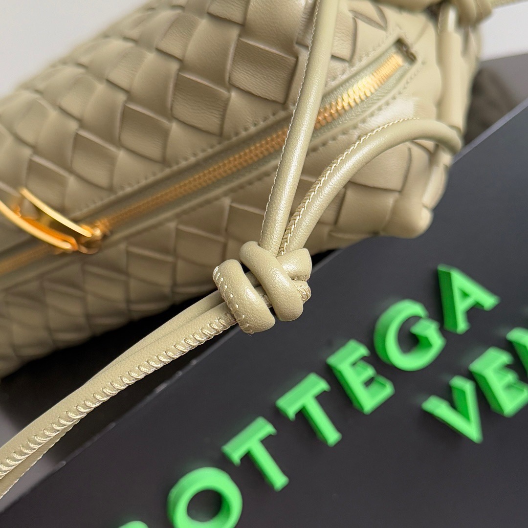 BOTTEGA VENETA 보테가베네타 인트레치아토 루프 카메라백 2