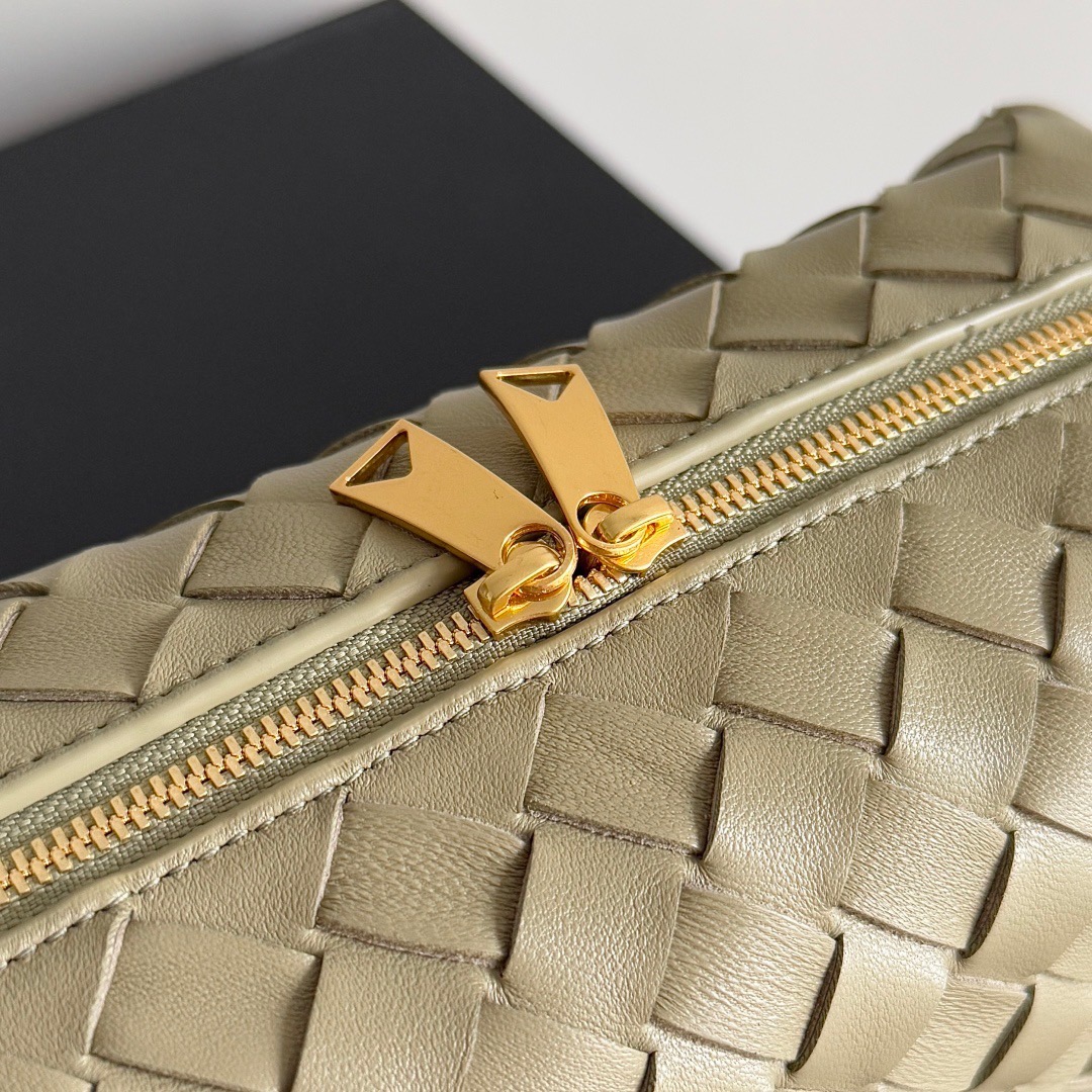 BOTTEGA VENETA 보테가베네타 인트레치아토 루프 카메라백 3