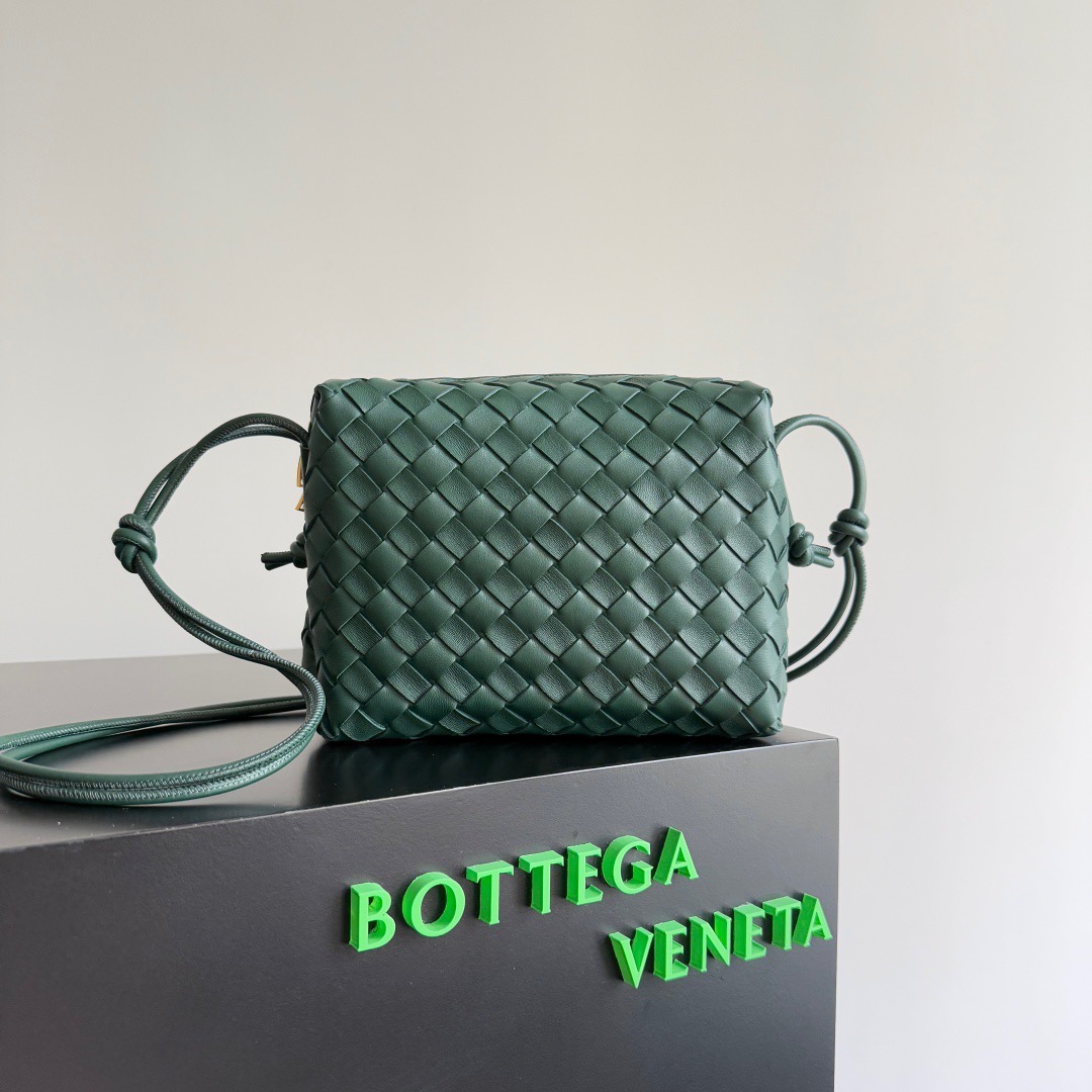 BOTTEGA VENETA 보테가베네타 인트레치아토 루프 미니 카메라백 1