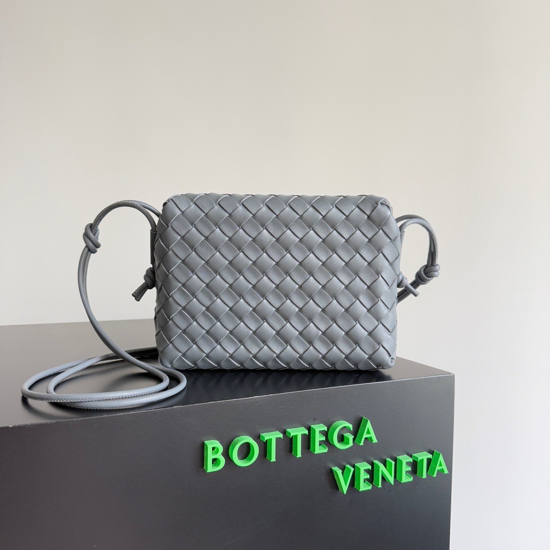 BOTTEGA VENETA 보테가베네타 인트레치아토 루프 카메라백 그레이 1