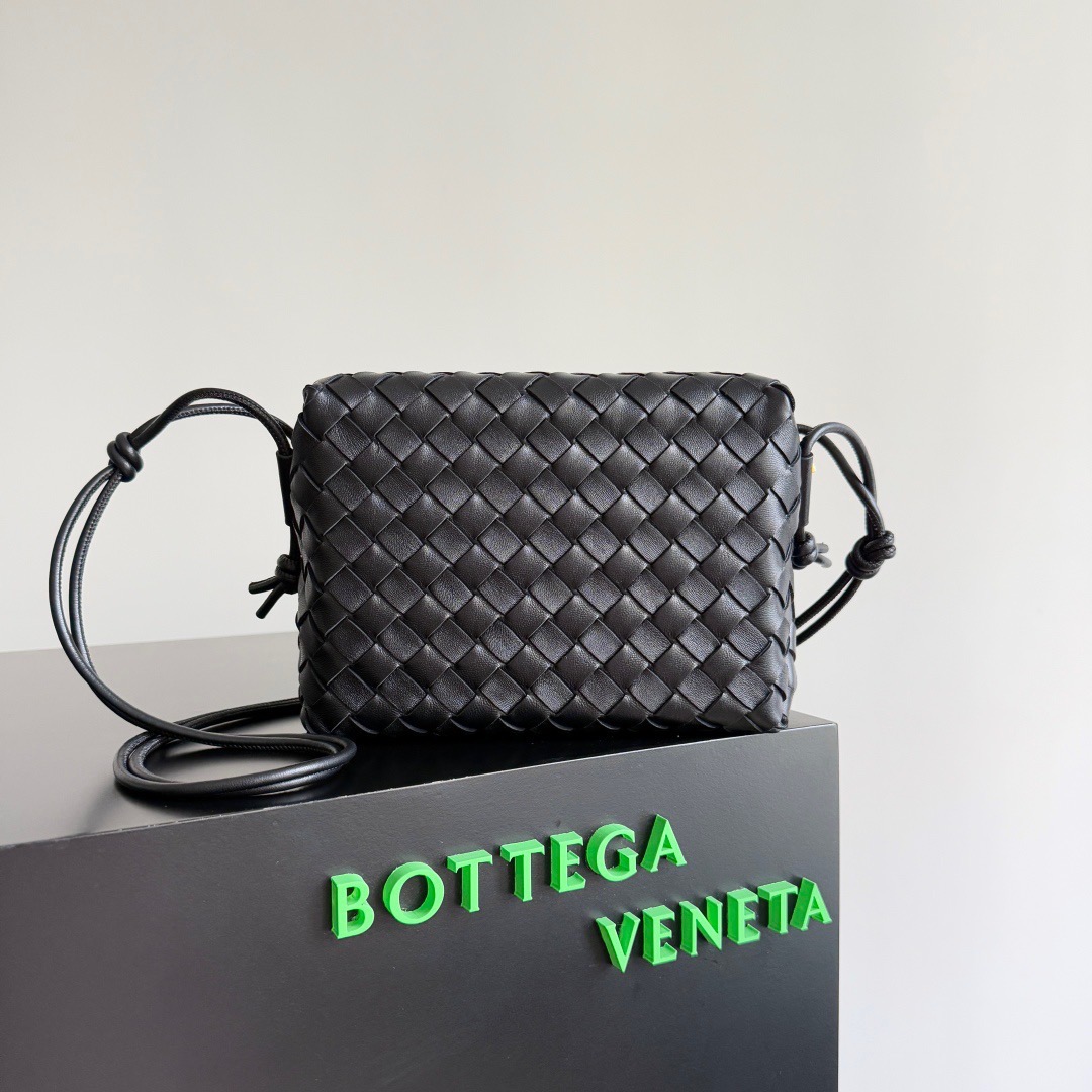 BOTTEGA VENETA 보테가베네타 인트레치아토 루프 카메라백 블랙 1