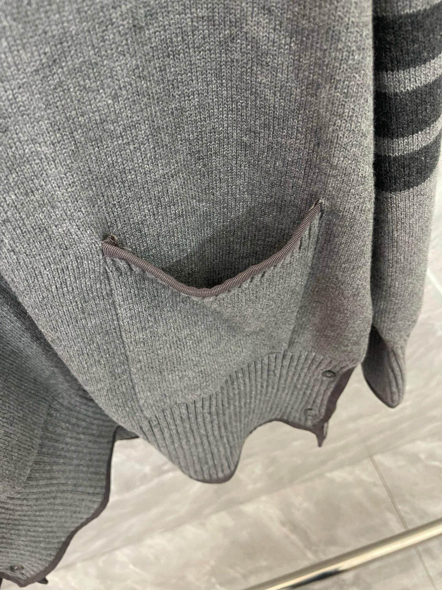 Thom Browne 톰브라운 TBV 사선완장 V넥 니트 가디건 6